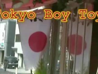 Tokyo speelbal jongen. kok aftrekken scène.