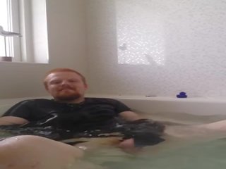 Rubbercub wanking uz vanna