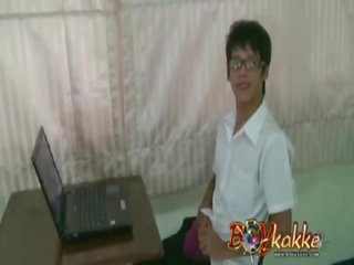 Tai geek tabatud sisse a homoseksuaal menage a trois