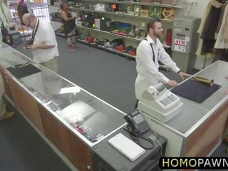 Zoufalý buddy jde homosexuální pro hotovost