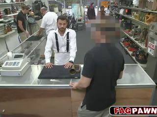 Charming homo blows a pénis in publik pawn shop