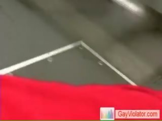 Adam alır giyinik seks içinde metro tarafından gayviolator